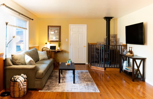 Plains House | Charming 2 bedroom 2 bathroom home with jetted tub!