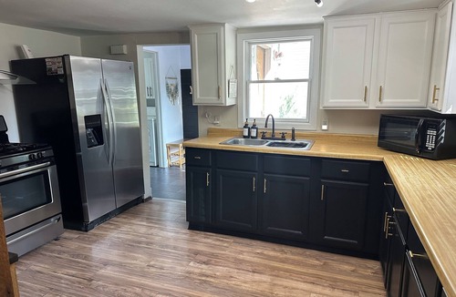 Breckenridge House | Charming 2-bedroom pet friendly house with hot tub and fire pit in Breckenridge