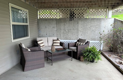 Colfax Apartment | Charming 2BR/1BA, W/D, kitchen, patio, 20 min to WSU