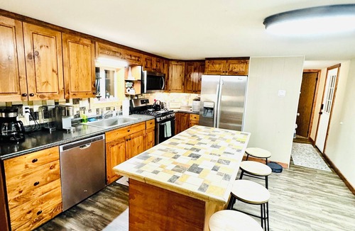 Manhattan House | Charming 3-bedroom house with hot tub in serene Manhattan