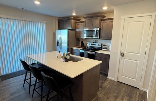 Pasco House | Charming 3-bedroom house with AC, WiFi in peaceful Pasco.