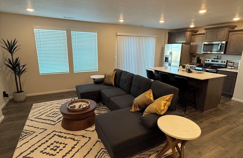 Pasco House | Charming 3-bedroom house with AC, WiFi in peaceful Pasco.