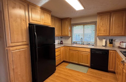 Newman Lake House | Charming 4-bedroom house with AC right on Newman Lake