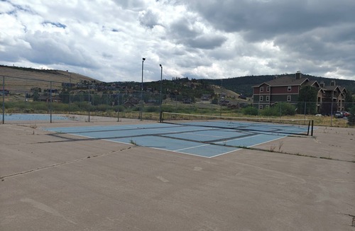 Granby Condo | Charming condo in awesome Granby with hot tubs, pickleball, and fitness room