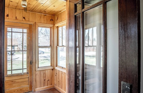 Ennis Cottage | Charming Downtown Ennis Executive Home!