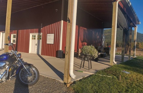 St. Regis House | Charming Family & Pet Friendly Barndomium - [formerly Moxie Market]
