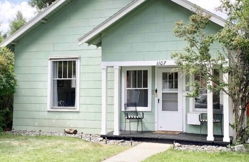 Cody House | Charming home- Downtown Cody - Sleeps up to 9! Detached GAME ROOM with bed!