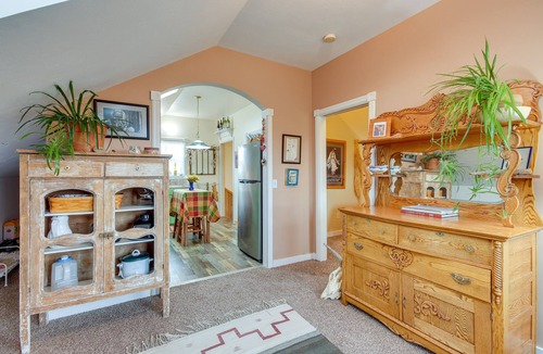 Livingston House | Charming Livingston Vacation Rental w/Views!