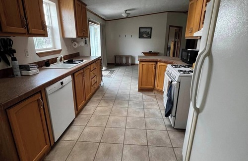 Livingston House | Charming rural setting 2-bedroom house in brilliant Livingston with WiFi and AC.