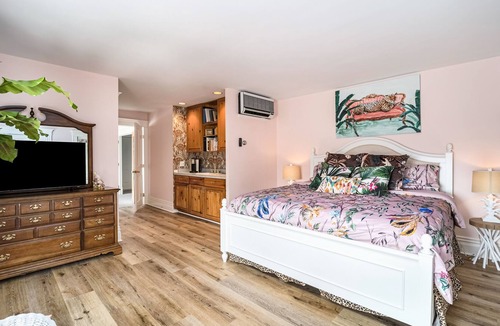Harbor Springs Condo | Charming second-floor studio with a private washer/dryer & walkable location