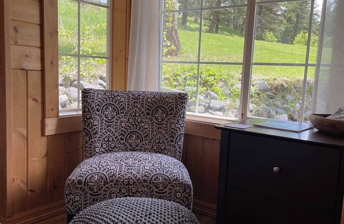 Bigfork Apartment | Charming studio guesthouse in delightful Bigfork with AC, WiFi