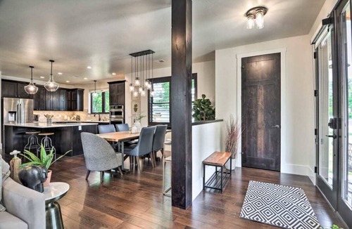 Martinez Park House | Chic Abode, Beautiful & Spacious, Walk to Old Town