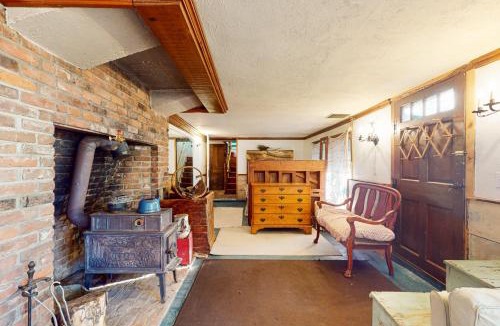 Calais House | Chic Group-Friendly Getaway! 8 Mi to Montpelier