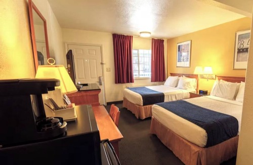 Pendleton Hotel | Chic Room with Comfortable Beds and Private Bath Near Downtown Pendleton