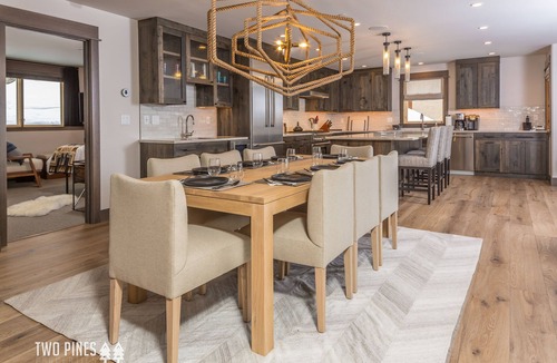 Big Sky House | Chic Ski-in/out Home! Hot Tub, Hearth, Boot Dryer, Views, 2m to Resort!