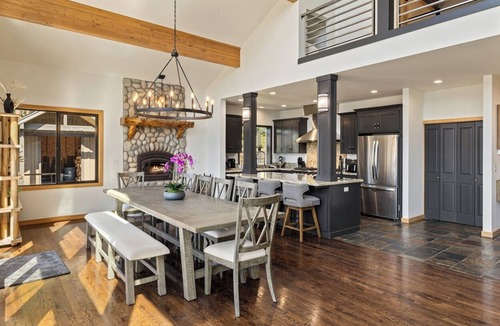 Ronald House | Cle Elum’s Best Kept Secret+Pool Access & Pickleball+Big View & Grass Yard