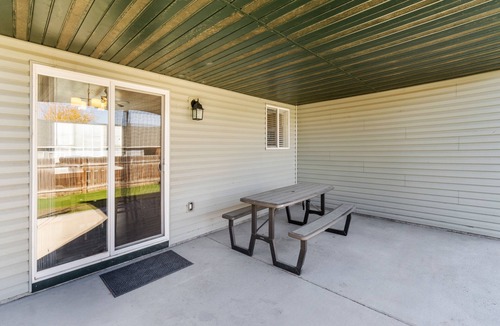 Twin Falls House | CLEAN 3 BR 2 Bath- QUIET neighborhood