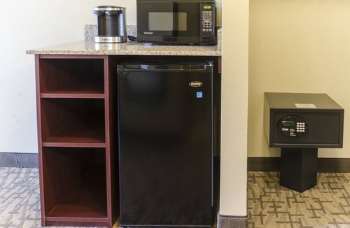 Harvey Hotel | Cobblestone Inn & Suites - Harvey