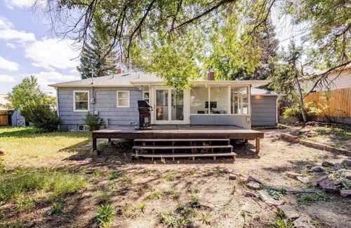 Southeast Colorado Springs House | Colorado Springs getaway! 8 mins to airport and downtown, free parking