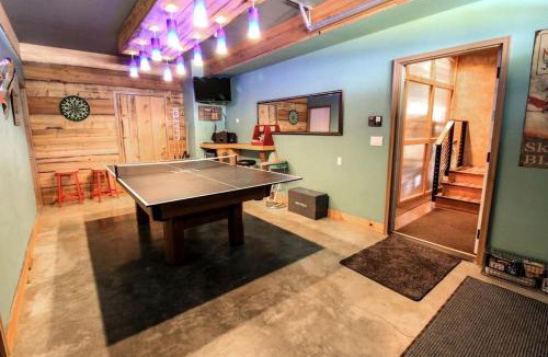 Columbia Falls House | Colorful Cabin with Hot-Tub, Game Room and Gym in Montana
