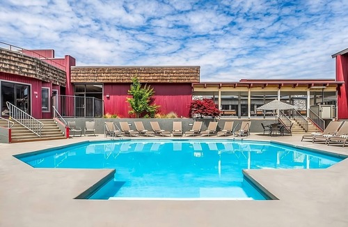 Kennewick Hotel | Comfort and Relaxation! 2 Family-friendly Units! Outdoor Pool and Free Parking