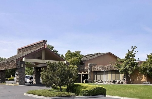 Kennewick Hotel | Comfort and Relaxation! 2 Family-friendly Units! Outdoor Pool and Free Parking