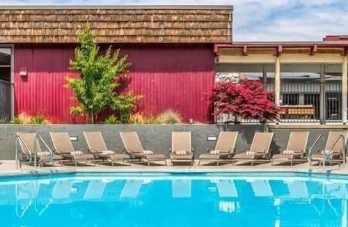 Kennewick Hotel | Comfort and Relaxation! 2 Family-friendly Units! Outdoor Pool and Free Parking