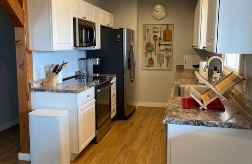 McAllister House | Comfortable modern home near Ennis Lake