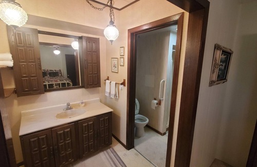 Chaseley Cabin | Comfortable old farmhouse now used as a hunting lodge in Hurdsfield