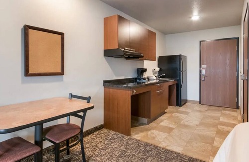 Buena Hotel | Comfortable Room Tailored for Business or Leisure Travelers
