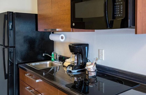 Jamestown Hotel | Comfy Room w/Kitchenette/Near Frontier Village
