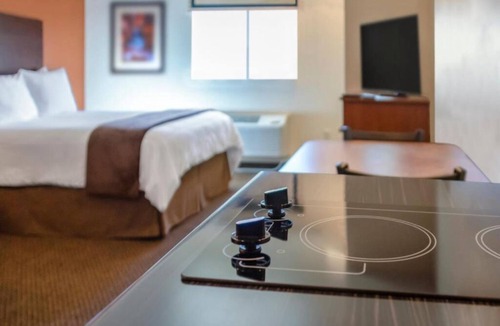 Jamestown Hotel | Comfy Room w/Kitchenette/Near Frontier Village
