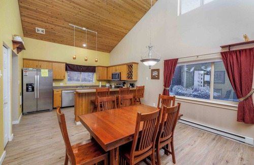 Big Sky House | Condo w/private hot tub & fireplace close to Big Sky Resort & Town Center - Firelight Retreat