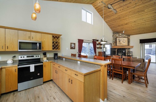 Big Sky House | Condo w/private hot tub & fireplace close to Big Sky Resort & Town Center - Firelight Retreat