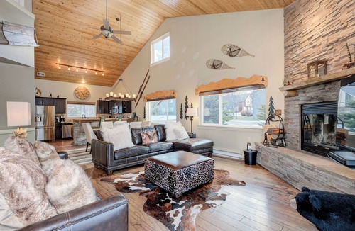 Big Sky House | Condo w/private hot tub close to Town Center & Big Sky Resort - The Hallmark Chalet