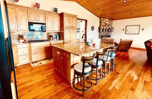 Grantsdale House | Country setting close to everything you want!
