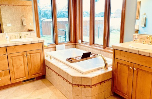 Grantsdale House | Country setting close to everything you want!