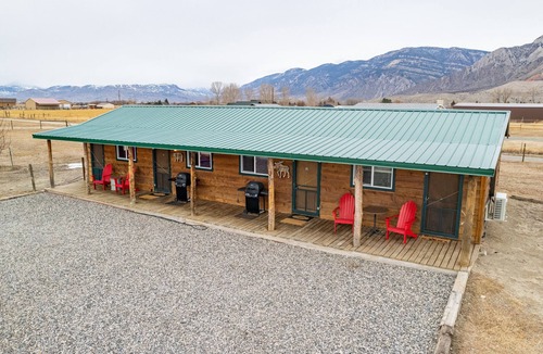 Cody Apartment | Cowboy Bunkhouse #1- 10 minutes from Cody, Western Charm and Comfort!