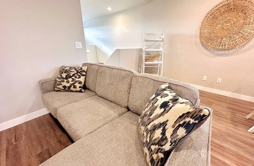 Horace House | Cozy 3 Bed 2 Bath Split level in Horace