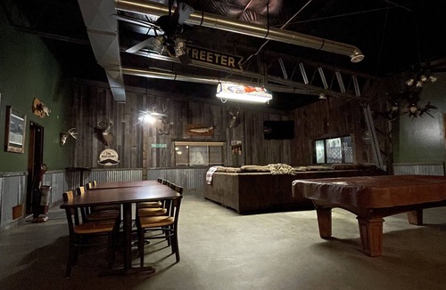 Streeter Cabin | Cozy 3-bedroom lodge in quaint Streeter with WiFi, AC. Excellent for big groups!