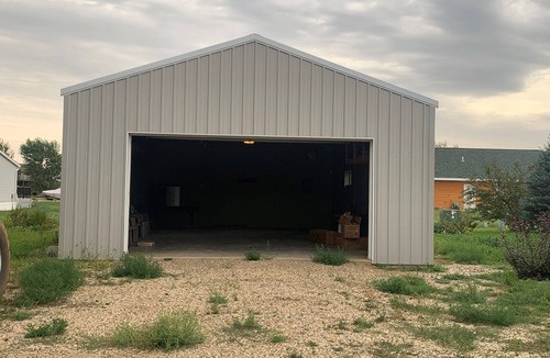 Pierre House | Cozy 3-bedroom mobile home in the Spring Creek Area just north of Pierre.