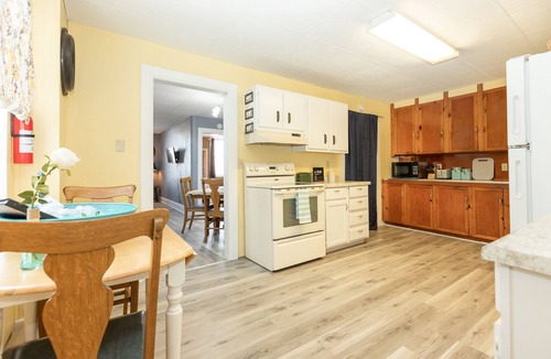 Wabasha Apartment | Cozy Apartment & Deck 1/2 Min. from Mississippi River & National Eagle Center.