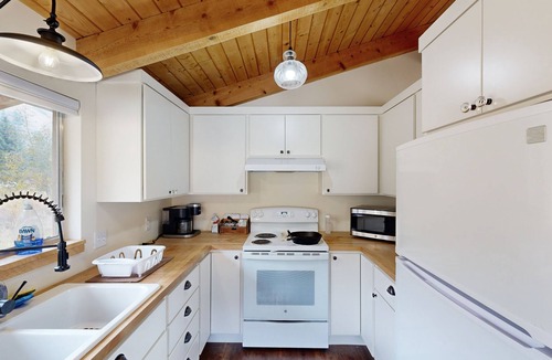 Sula Cabin | Cozy cabin in pastoral setting w/wood stove, mountain views, walk to river