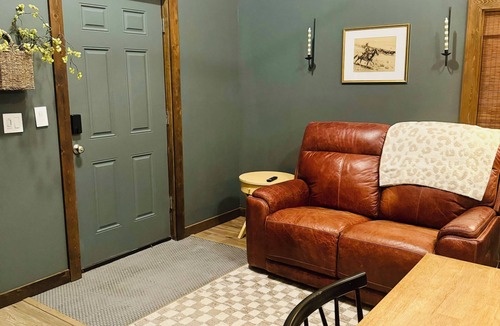 Pompeys Pillar Cabin | Cozy cabin - pet friendly