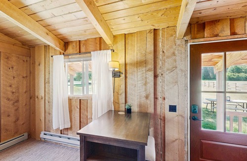 Sula Cabin | Cozy cabin w/full kitchen on shared acreage, perfect for hiking & fishing
