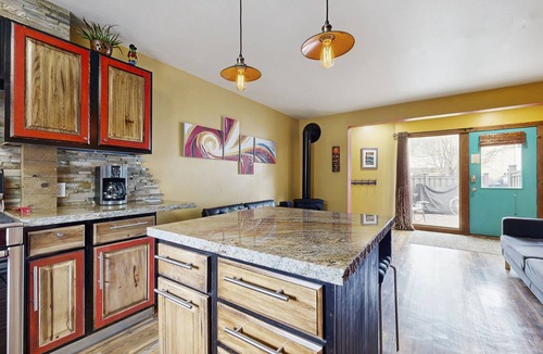 Ketchum Condo | Cozy home w/a full kitchen & grill - walking distance to River Run & Ketchum