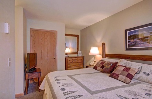 Historic District Hotel | Cozy King Room near Main Street & Gondola