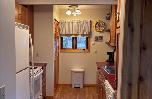South Haven Cabin | Cozy Lakeside Retreat: Charming Cabin on Lake Marie in South Haven, MN.
