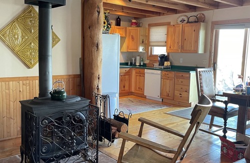 McAllister House | Cozy Log-beamed cabin near Yellowstone and Ennis’ World class Madison River