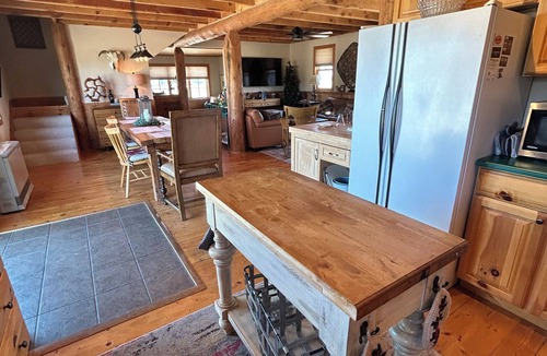 McAllister House | Cozy Log-beamed cabin near Yellowstone and Ennis’ World class Madison River